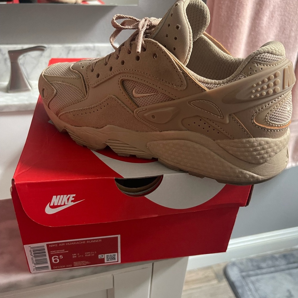 Nike Air Huarache Run Beige Sneakers